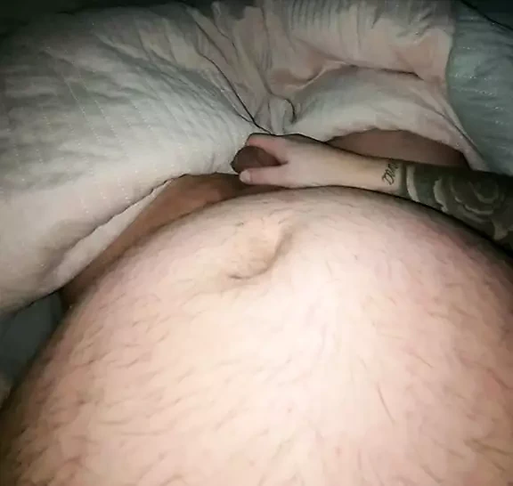 Üvey anne yatakta üvey oğlunun yarağını mastürbasyona gidiyor