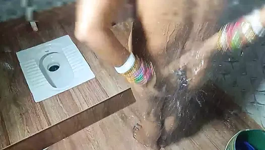 Nokrani Ko nanga Nahate huye dekha bathrom me
