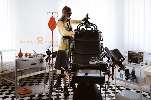 Lastik metresi muayene için kliniği hazırlar.