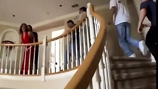 Sarışın sürtük üçlü sekste kanepede misyoner tarzı sikiliyor