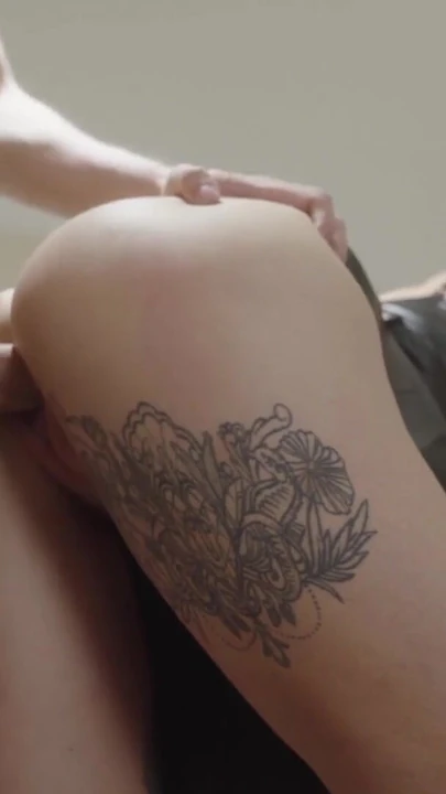 Волнующий момент из "Соседка по комнате с огромной задницей громко стонет на большом члене"