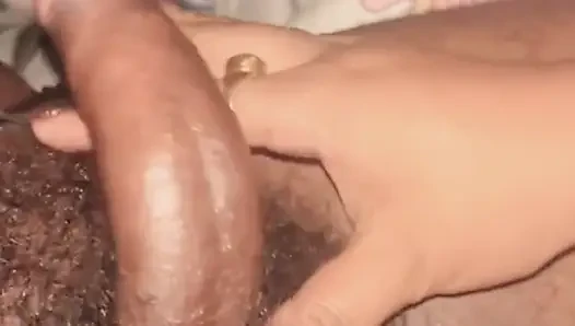 Hintli ev hanımı büyük memeli ön sevişme, okşama, elle muamele ve meme sikişi