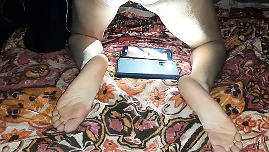 Kız arkadaşımı porno videosu çekerken yakaladım ve onunla aynı anda mastürbasyon yapmaya başladım