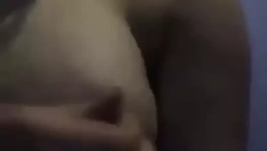 göğüsleri ile oynayan kız