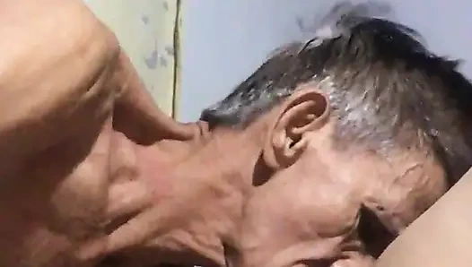 Karımın amına kaşık sokuyorum