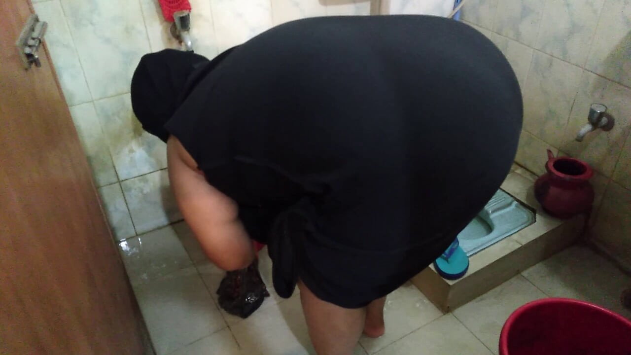 Arkadaşının Arap karısı banyoda en iyi arkadaşı tarafından sikiliyor, kıyafetlerini yıkarken (büyük göt ve büyük memeli ateşli Müslüman ev hanımı seks)