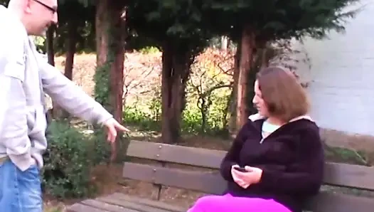 Döle aç fahişe her damlayı hevesle sikiyor