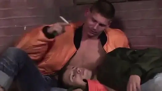 Doğu Avrupalı asker adamlar sert ustalık yapıyor.