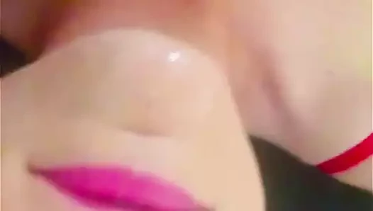 Travesti kendi ağzına boşalıyor