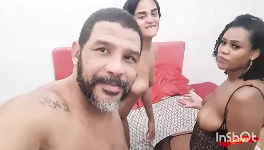 İki telekızla sikişiyor