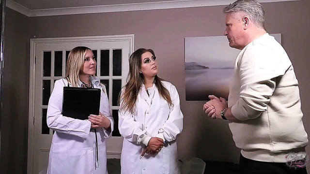 Sürtük doktorlar şişmiş yarakla hastaya yardım ediyor