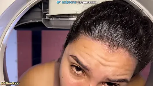 Çamaşır makinesinde mahsur kaldı ve üvey erkek kardeşim bana yardım etmeye geldi.