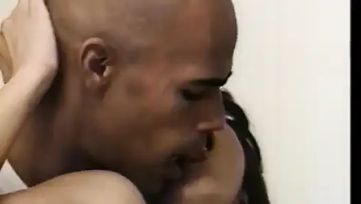 Edepsiz Asyalı orta yaşlı seksi kadının gerçek eylemde beyaz mı zenci mi hangi yarağı tercih ettiğini karşılaştırması gerekiyor