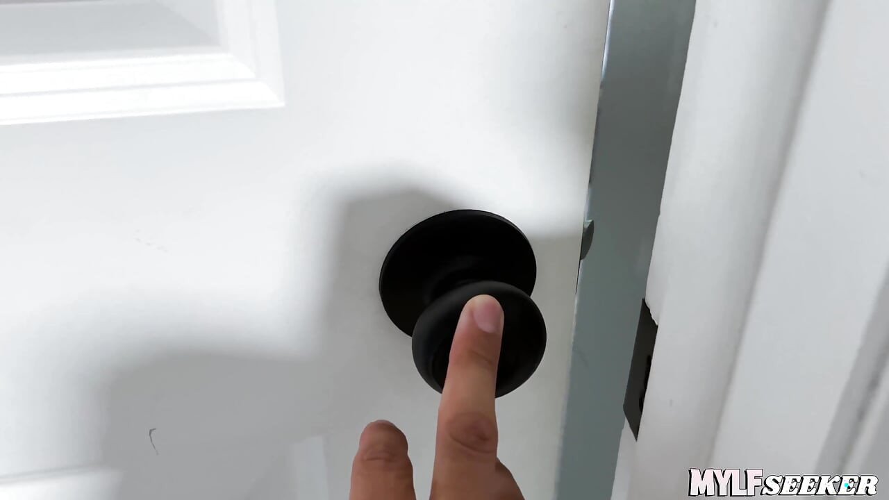 Kızıl saçlı üvey anne genç yarağı alıyor