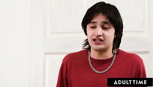 ADULT TIME - orta yaşlı seksi kadın Aderes Quin üvey oğlunun anal hediyesini yanlışlıkla keşfediyor ve ona sürpriz yapmaya karar verdi
