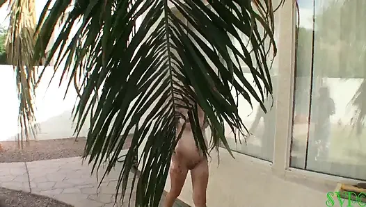 Милфа-нудистка, 9 месяц беременная и готова попать