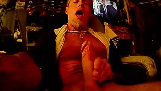 Bir adam topunu ateşler