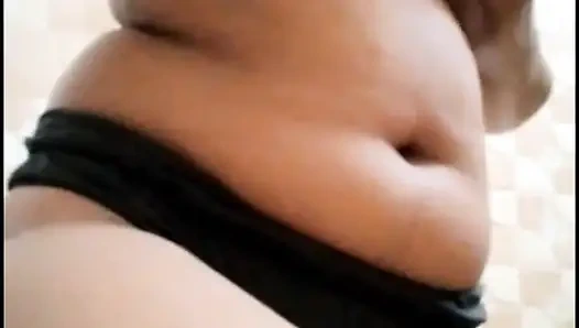 Genç bir kız köyde nasıl banyo yapıyor