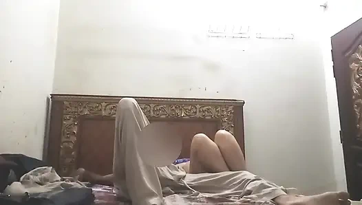 Hintli köylü jija sıkı bakire sali amcığını sikiyor