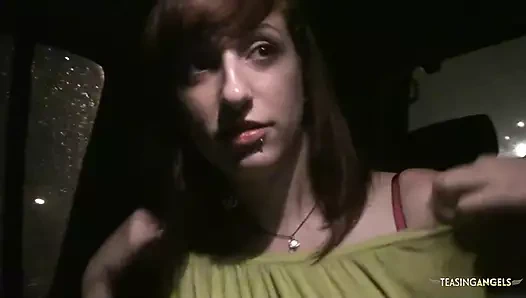 O bir gezintiye ihtiyacı var ve büyük bir horoz ile azgın bir yabancı sunuyor