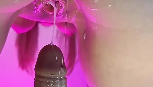 Bir Penisin Üzerine Atlıyor Ve Içine Sperm Doluyor (yakın Çekim Boşalma Sahnesi)