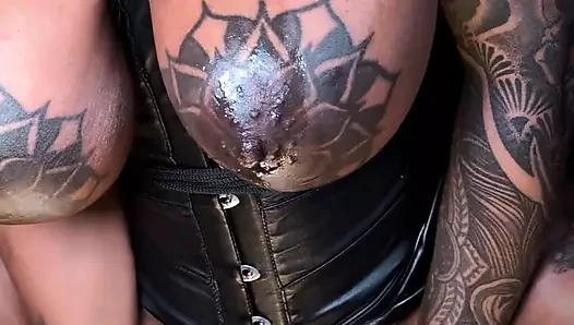 Sapık sürtük kraliçe "dark dea" hankey'stoys'un "trafik konisi" ile amını esnetiyor