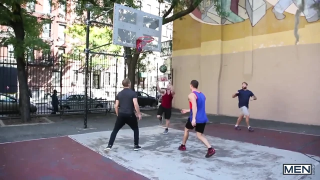 Büyük yarak adam bryant ve scotty hoop çekiyor ve sonra biraz ateşli arka kapı götünü sikiyor