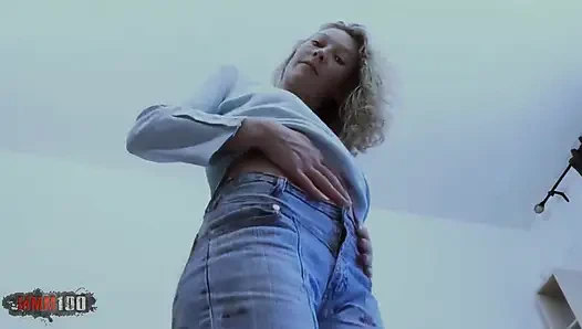 Lady-margaux: güzel sarışın bayan margaux kanepede striptiz yapıyor