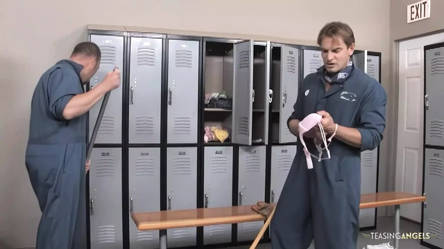 Иметь оргию после бейсбольной игры должно быть захватывающей для этих шаловливых телочки