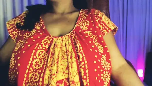 Ateşli hamile kız amcığını ovuyor.