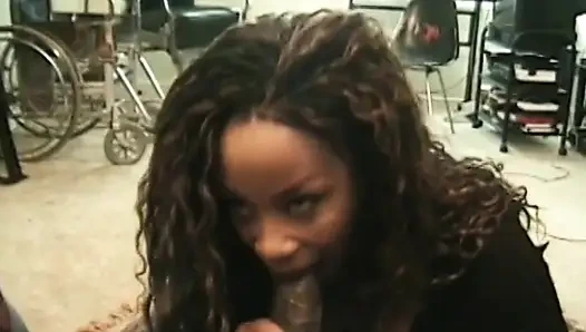 Tombul zenci kaltak siyah bir adam tarafından sikilirken adam götüne dildo sokuyor