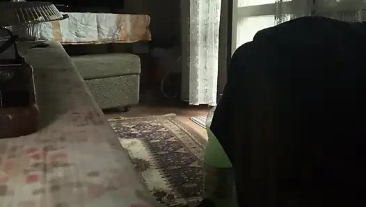 Yağmurlu bir günde yaramazlık yapıyor