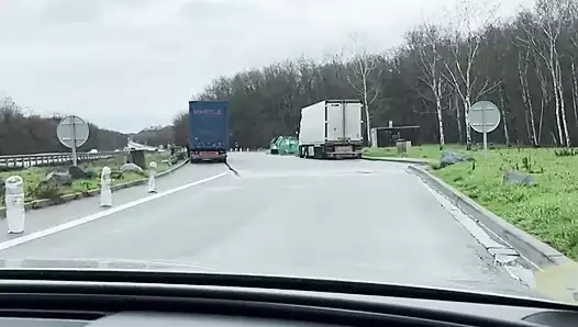 Gerçekten arabada emilmek istiyor, bu yüzden spermini yutmayı bıraktım