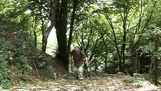 Edepsiz yaşlı domuz sevimli bir genç kızla sikişiyor