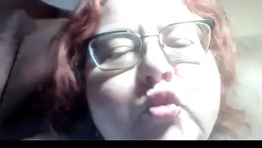 İri güzel kadın senin için nake dudaklarını ve ağzını öpüyor ve senin için dudaklarını yalıyor yakın çekim klip veriyor!