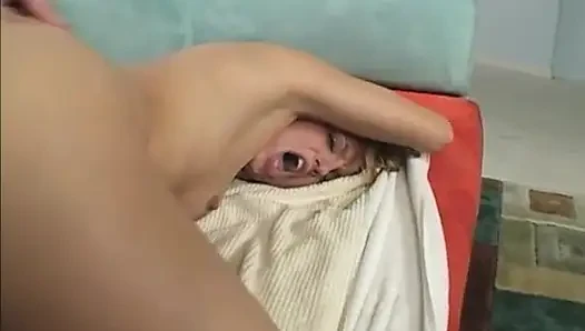Sarışın piliç fışkırtana kadar bir adam tarafından amını ve göt deliğini siktiriyor