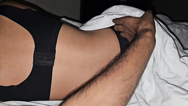Üvey kız kardeşle odayı paylaşmak sert bir sekse dönüşüyor