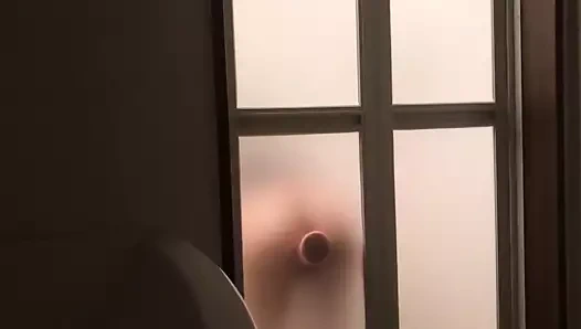 Dışarıdan banyo yapay penis görünümü