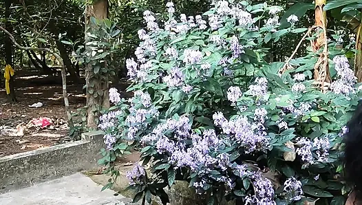 Güzel Desi kız bahçede dışarıda çıplak oluyor