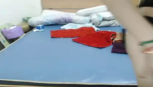 Jenny sert s üzerinde bize mükemmel bir oral seks vermek için diz çöker