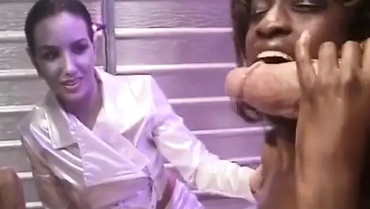 Baştan çıkarıcı esmer orta yaşlı seksi kadın vahşi sert sikişte büyük zenci yarağını alıyor