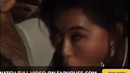 Asyalı ateşli sürtük banyoda sikiliyor