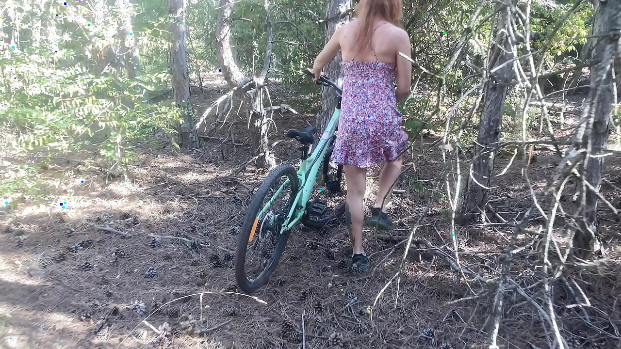 Ormanda bisikletine binen sevimli dövmeli bir kız buldum ve kıllı amını sikiyor
