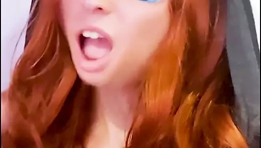 Evli kızıl saçlı cep telefonunda eğleniyor