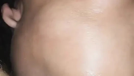 Kölem örümcek adamı taklit etti ve süt gırtlağına kadar baş aşağı durdu
