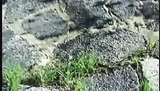 Azgın orta yaşlı seksi kadın parmaklıyor amını damlatıyor ve banyoda işiyor çılgınlığı