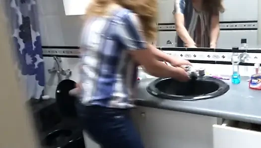 Güzel bir üvey annenin seks yaptıktan sonra işeme harika derlemesi.