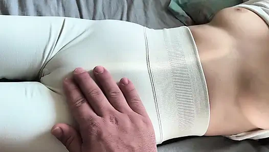 Seksi tayt giymiş üvey erkek kardeşimin bakire amcığımın konturlarını takip etmesine izin verdim