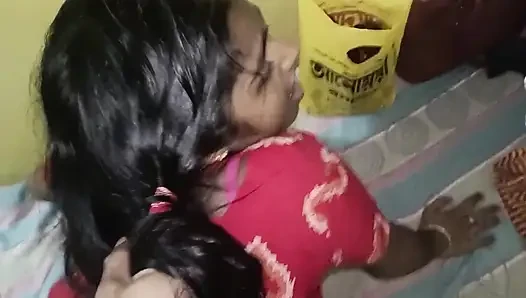 Kırmızı elbiseli Hintli evli kadın götünü yağlıyor ve sert domaltarak sikişiyor - ev yapımı