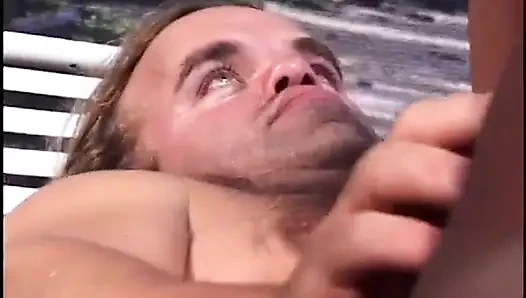 Tatlı zenci kız okyanus kenarında soyunuyor